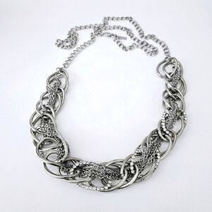 🔥3/$20 Daisy Fuentes Silver Rhinestone Twist Necklace